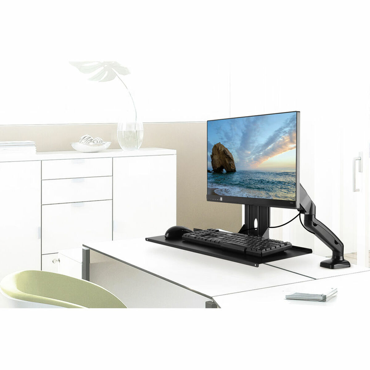 Bureau avec un moniteur affichant une formation rocheuse au bord de la mer.