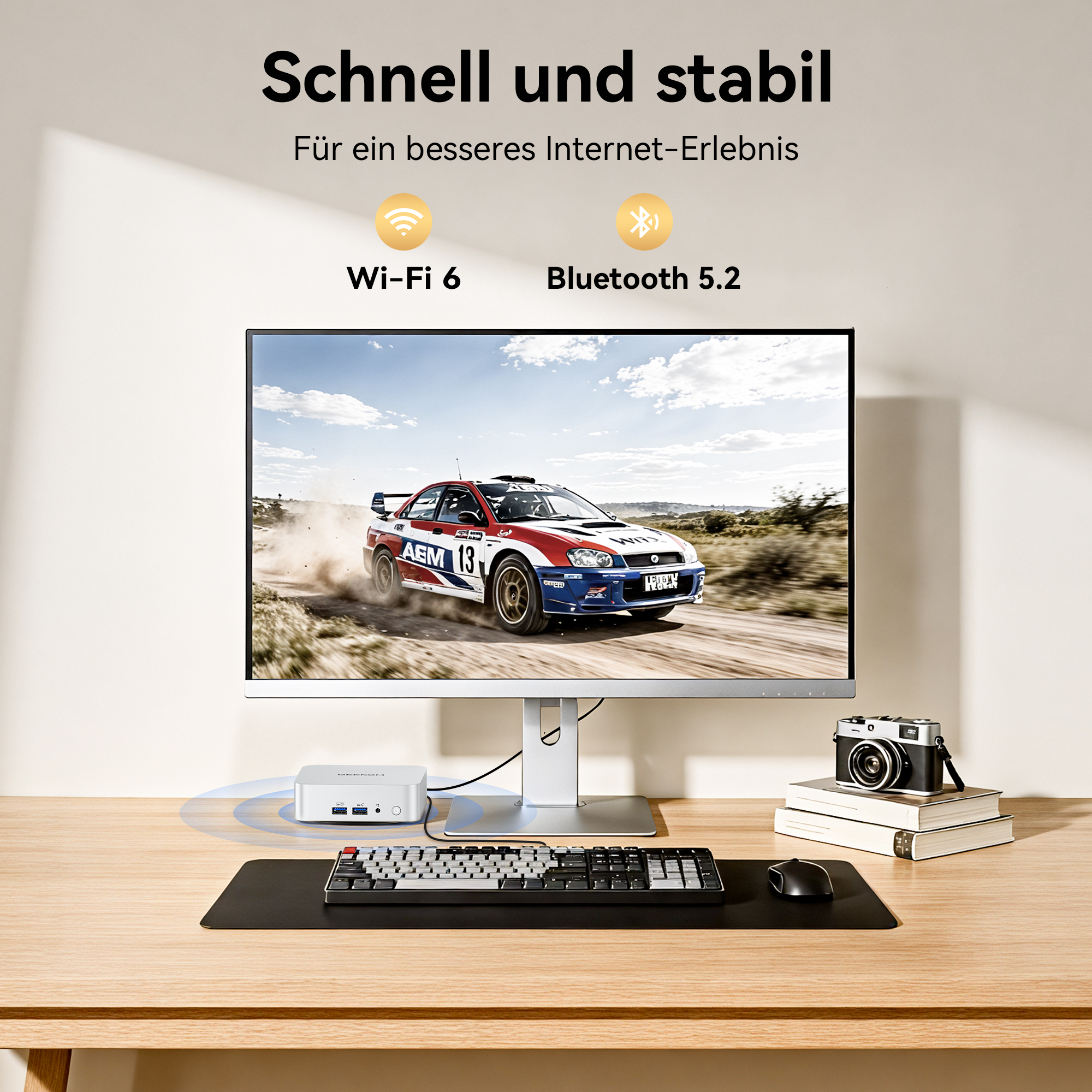 Ein Rallyeauto fährt auf einem staubigen Weg. Ein PC, Tastatur und Maus sind auf einem Schreibtisch.