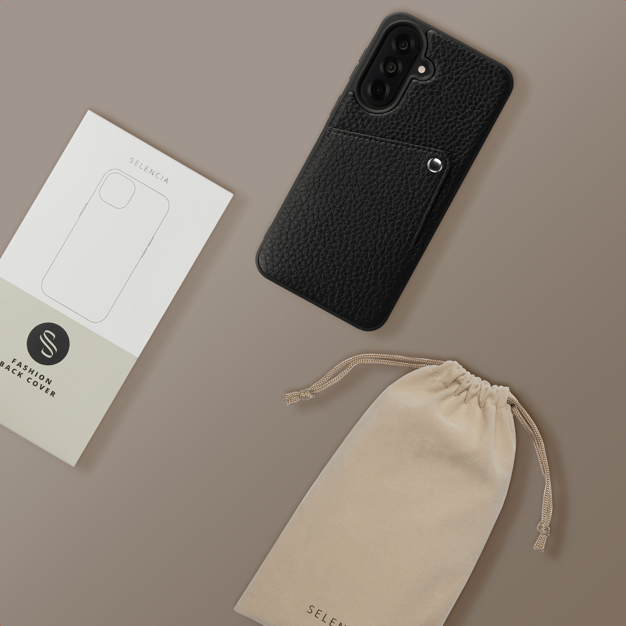 Zwarte lederen telefoonhoes met trekkoordsluiting zakje en verpakking op bruine achtergrond.