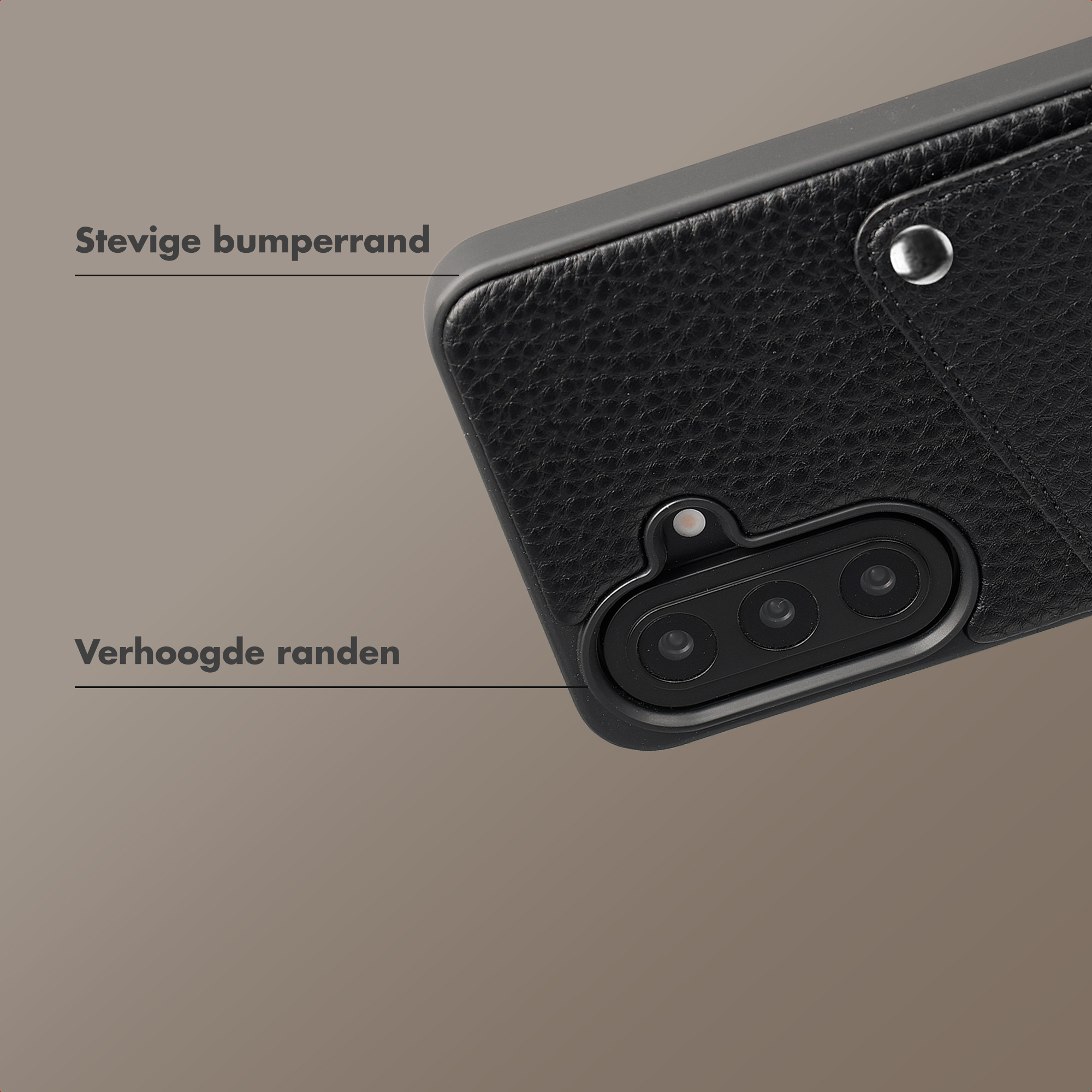 Zwarte telefoonhoes met getextureerde afwerking en cameramodule.