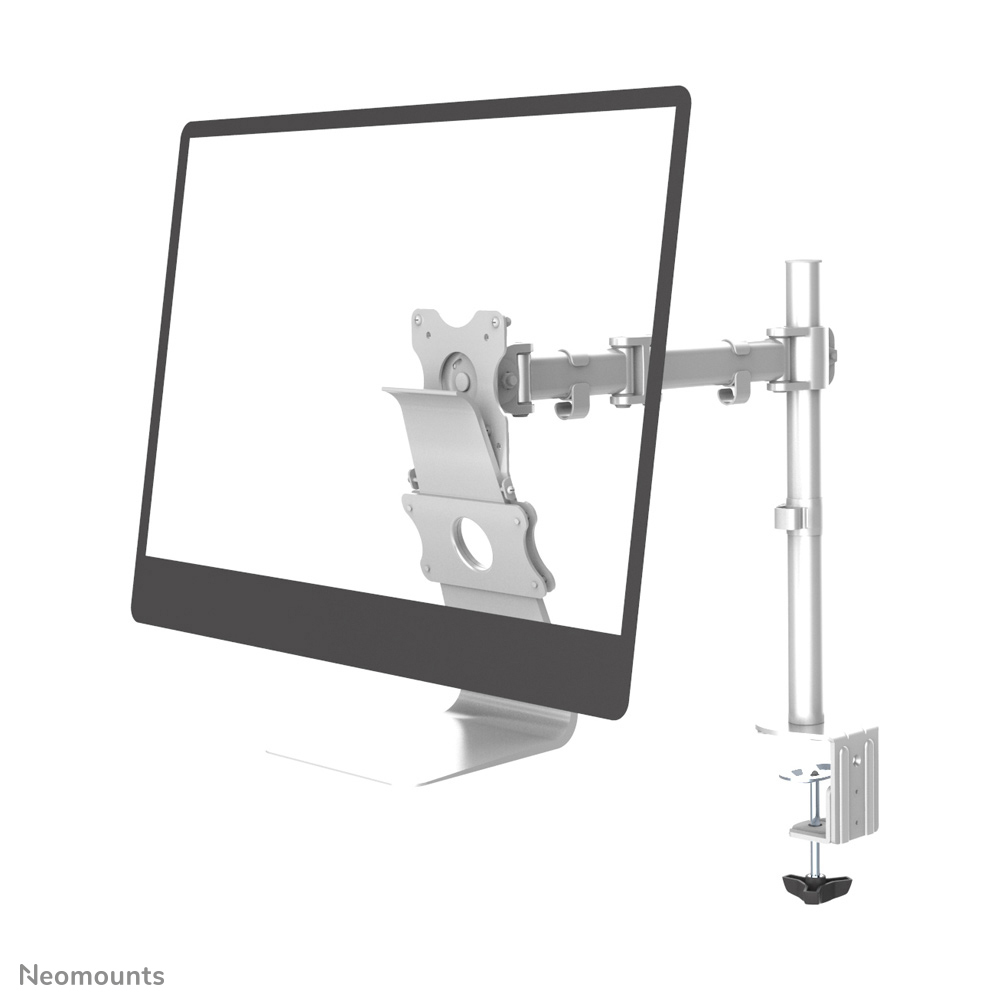 Een zilveren monitorarm met klem en houder op witte achtergrond.
