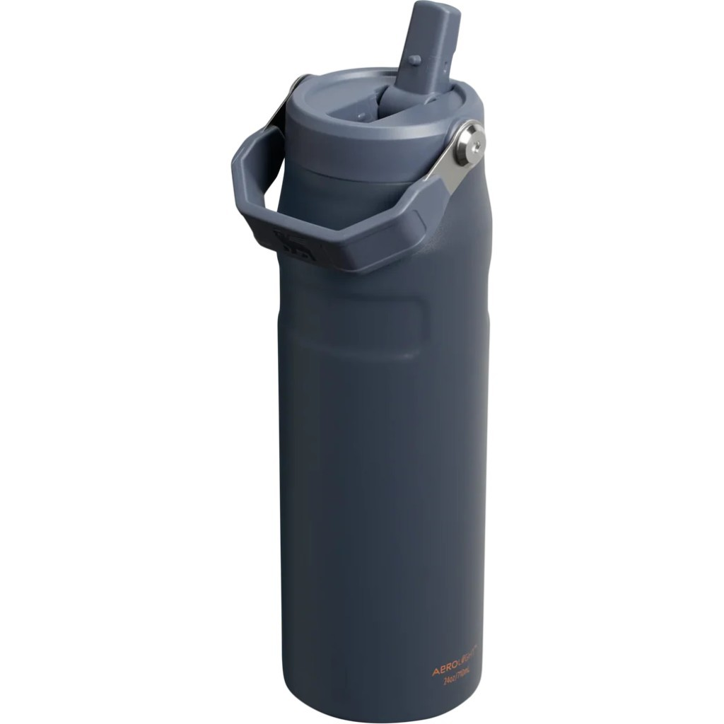 Eine dunkelgraue Wasserflasche mit grauem Deckel und Griff, auf weißem Grund.