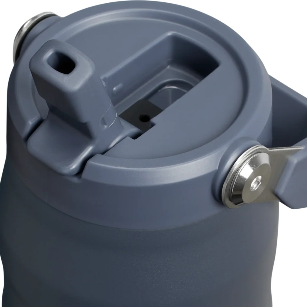 Nahaufnahme eines grauen Wasserflaschenverschlusses mit Klappausgießer und Metallschnalle.