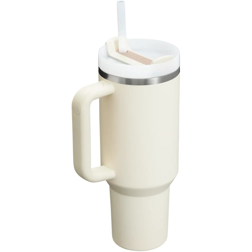 Krem rengi termos bardak, beyaz kapaklı, pipetli ve kulplu.