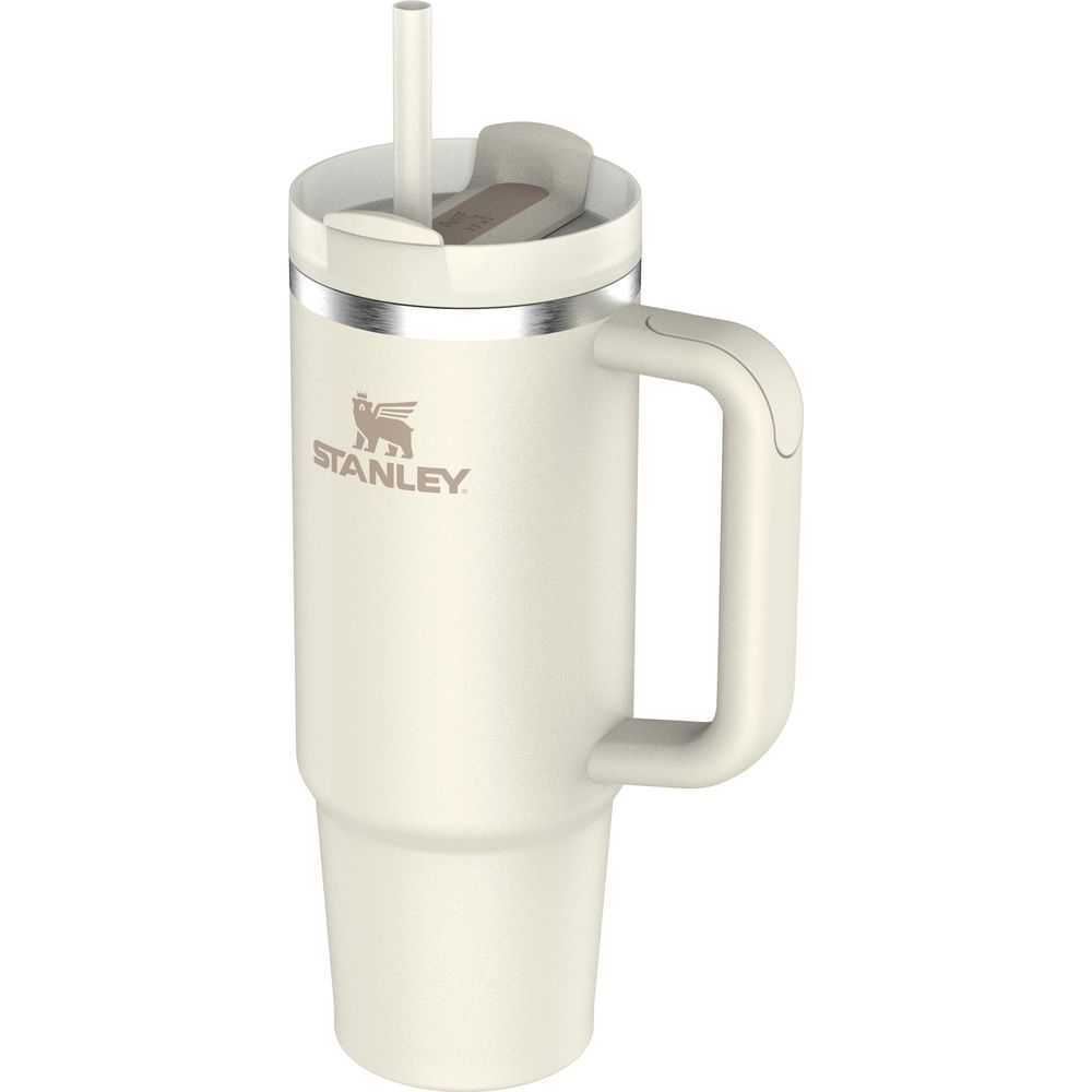 Saplı ve pipetli krem rengi Stanley termos bardak.