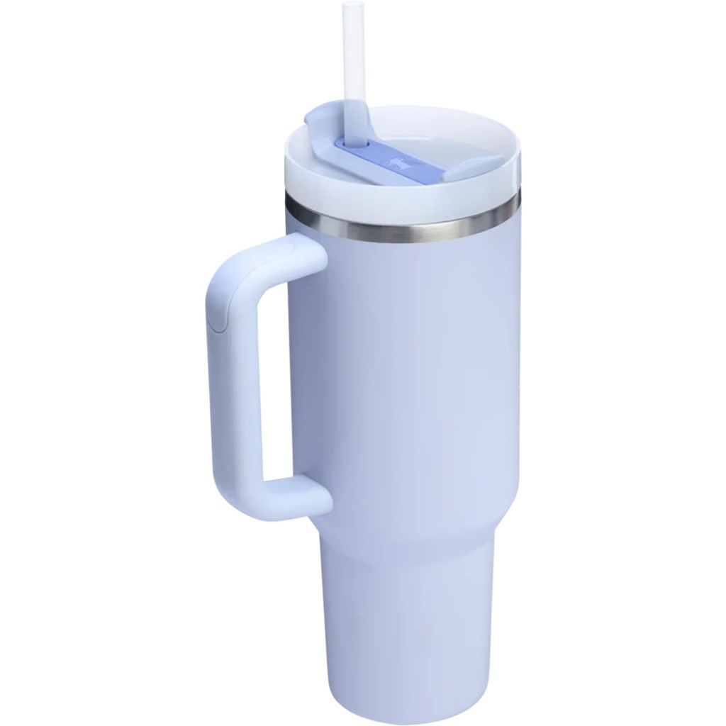 Sarı arka plan üzerinde kulplu ve pipetli açık mavi bardak.