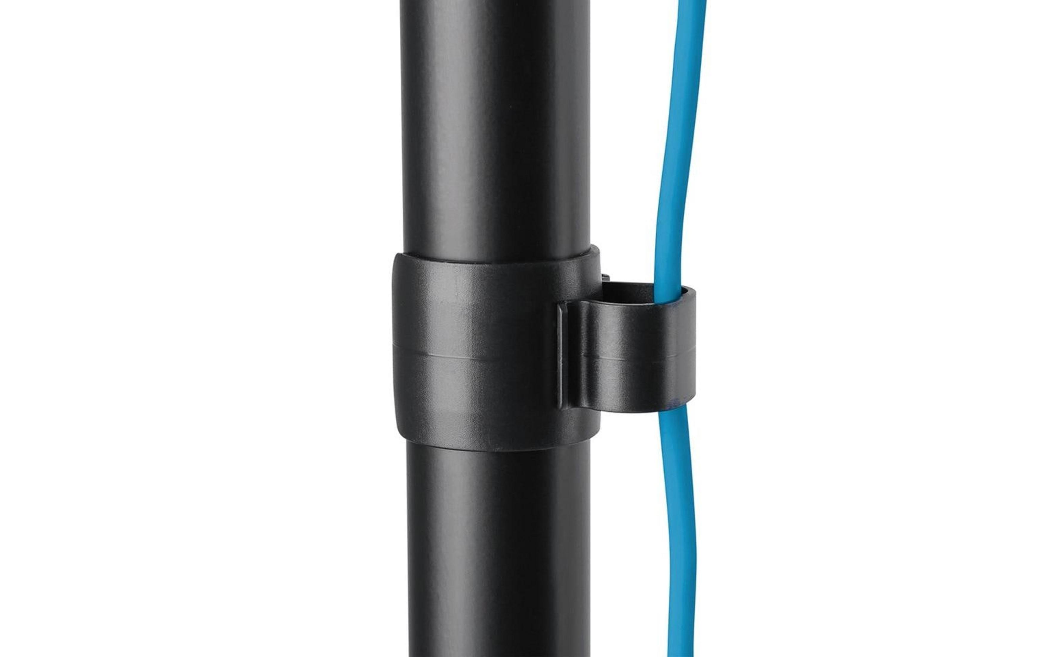 Zwarte clip met blauw kabel aan zwarte paal.
