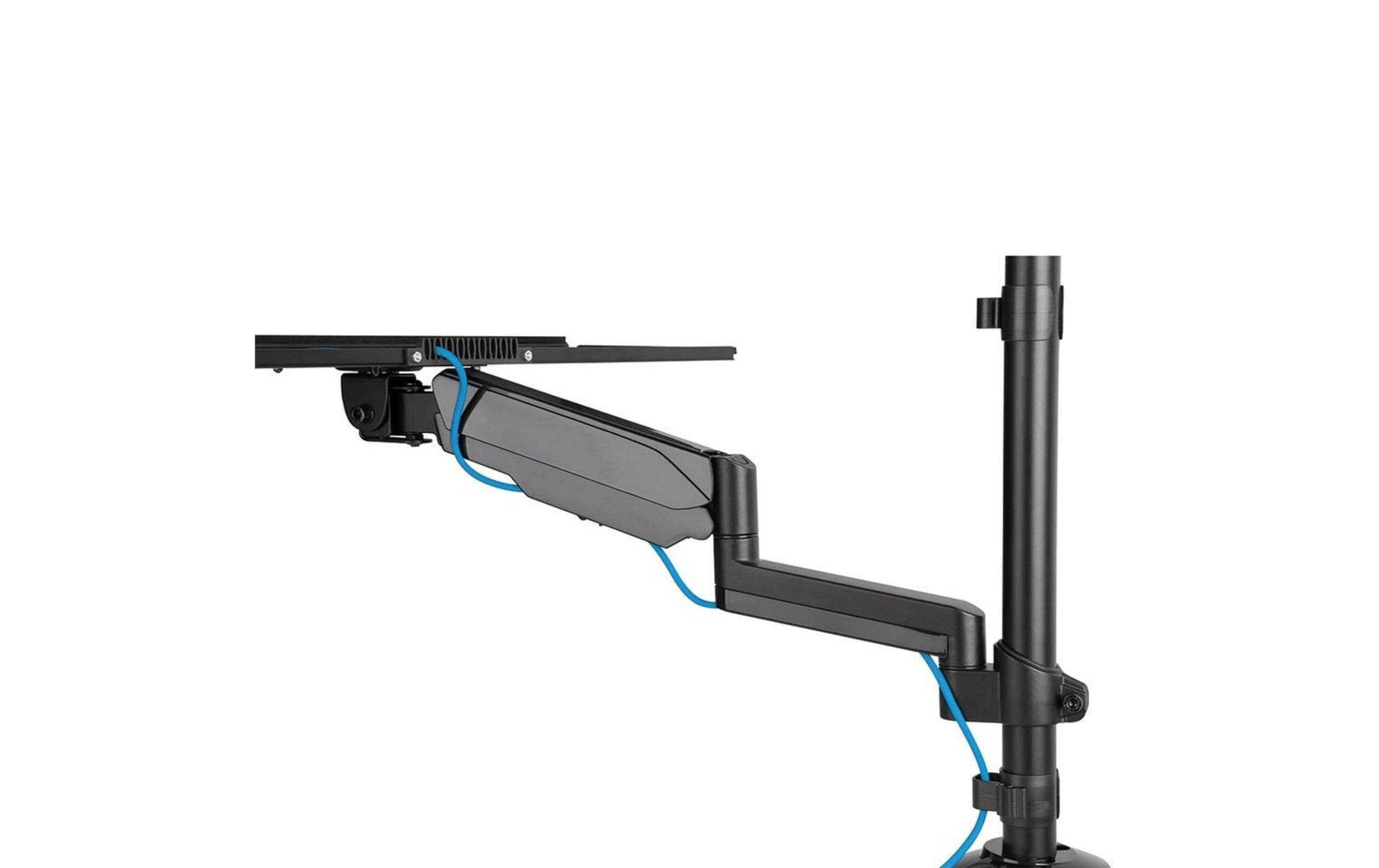 Een zwarte monitorarm met blauwe kabels, bevestigd aan een verticale standaard.