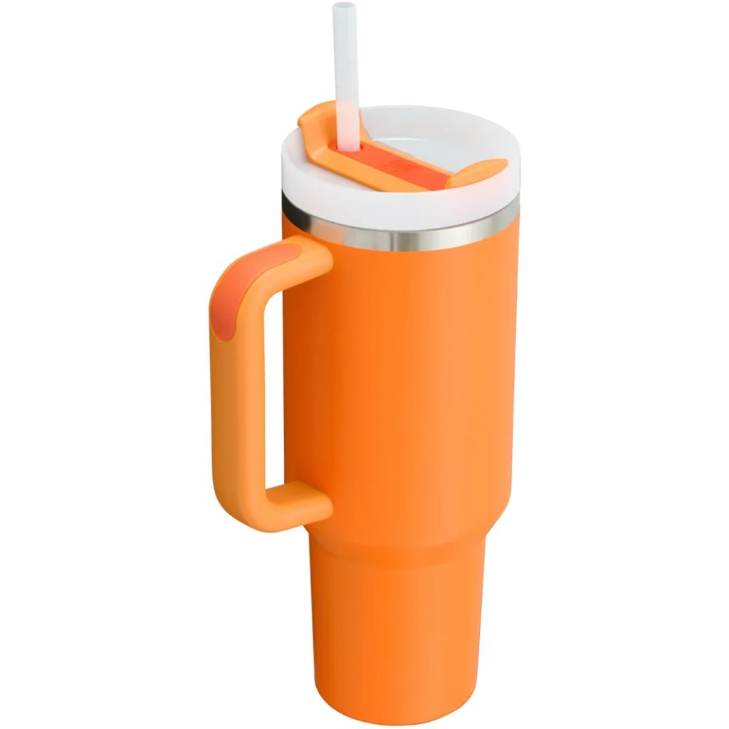 Beyaz kapaklı, pipetli ve kulplu turuncu termos bardak.