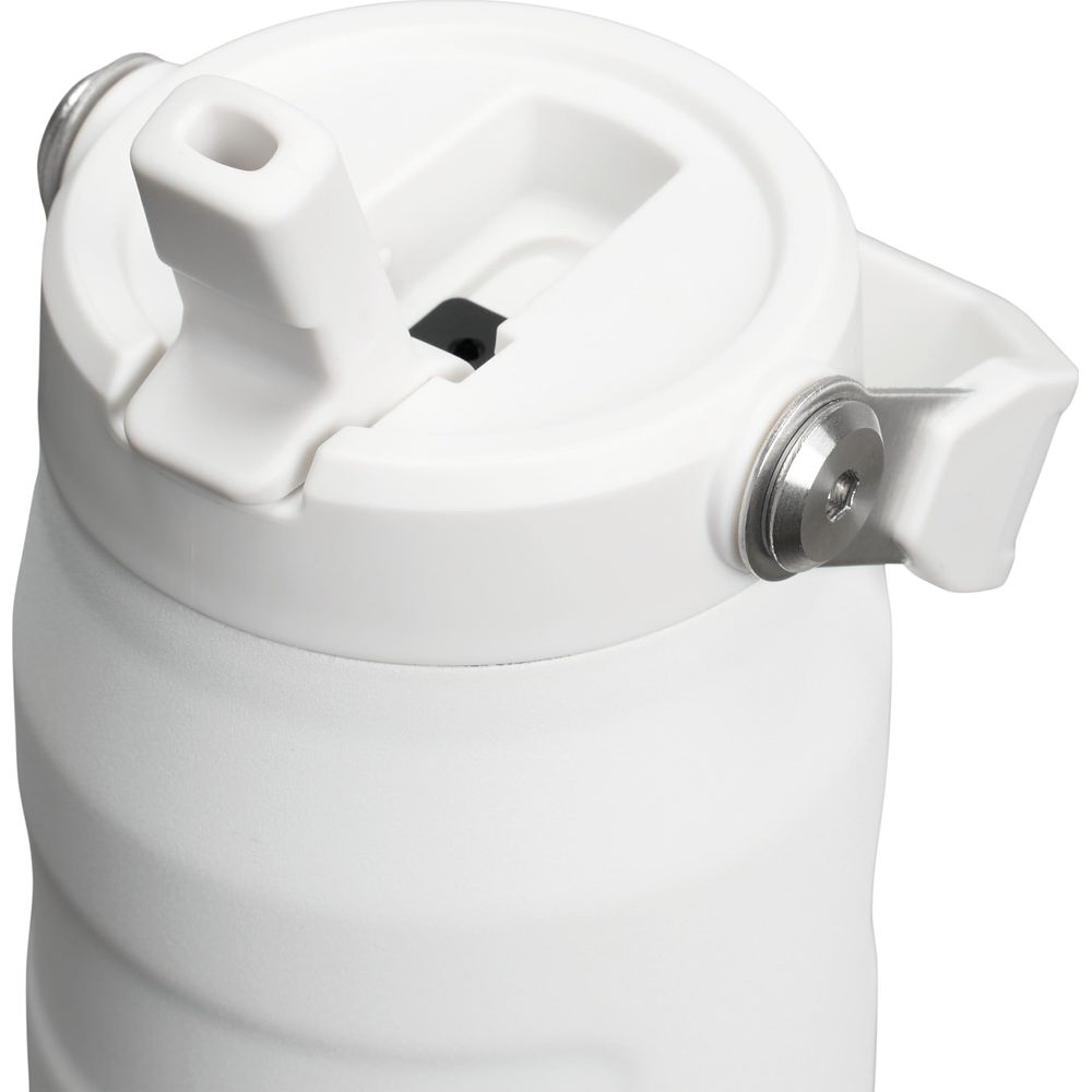 Primer plano de la tapa blanca de una botella de agua con mecanismo de pajita abatible.