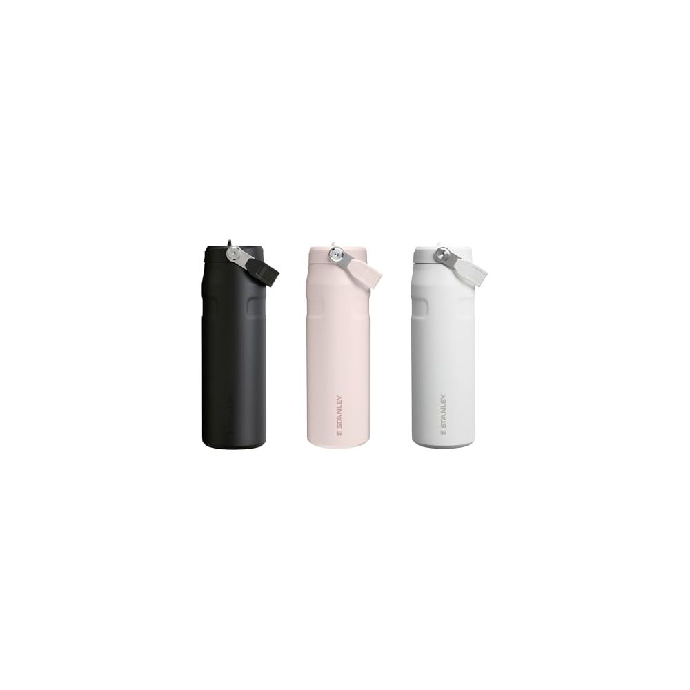 Tres botellas de agua Stanley en negro, rosa y blanco sobre fondo blanco.