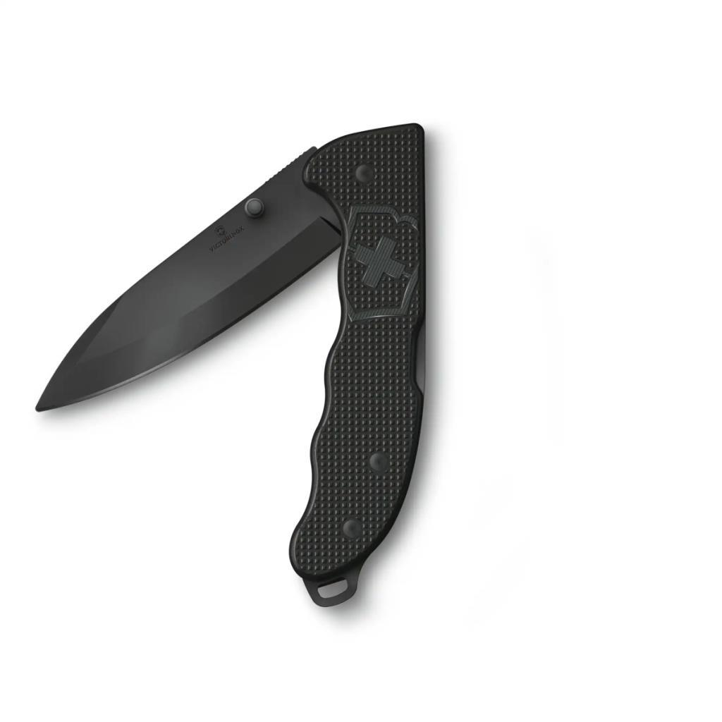 Serrated bir bıçağı ve dokulu sapı olan siyah bir çakı.