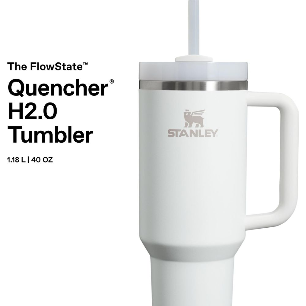 Kulplu ve pipetli beyaz Stanley Quencher H2.0 termos.