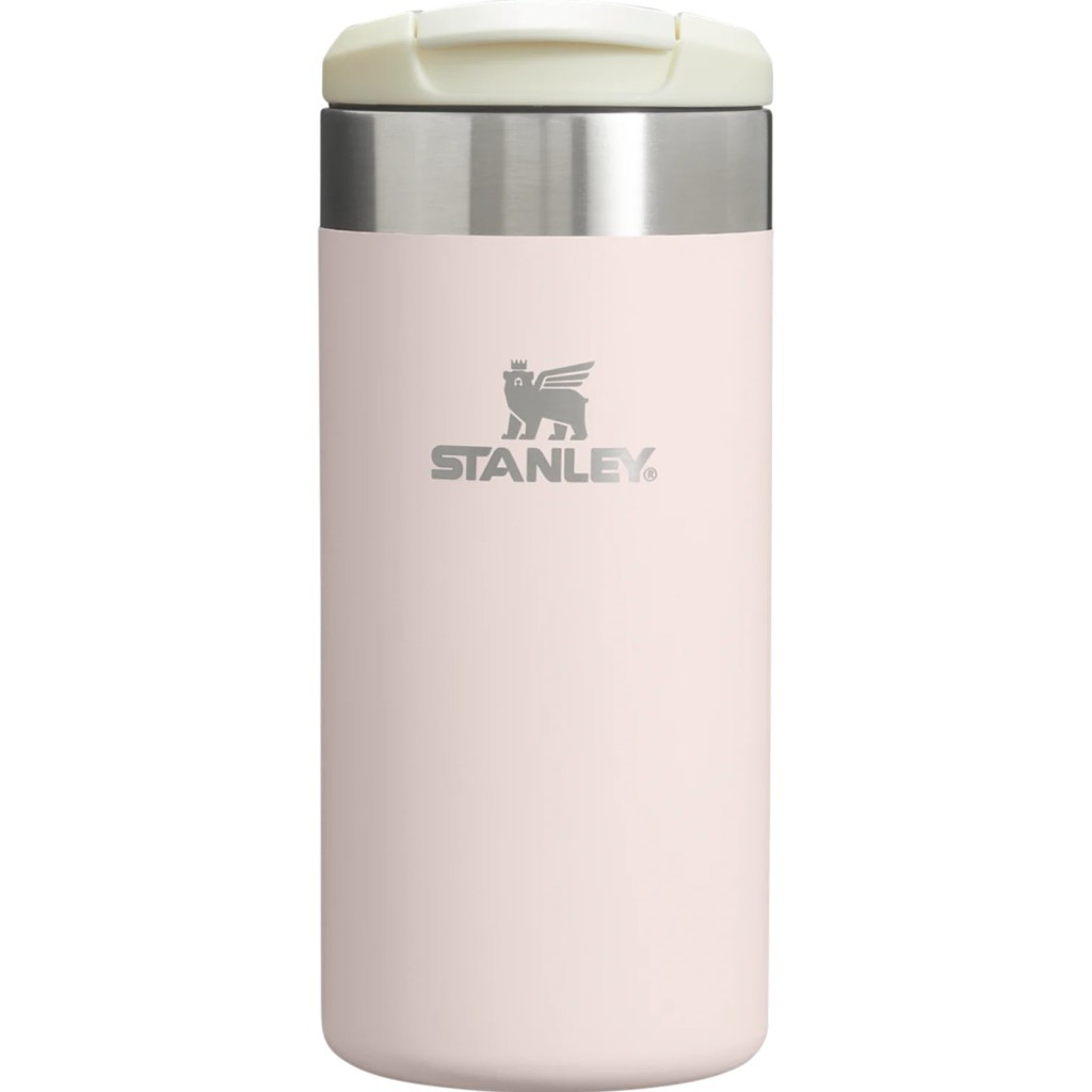 Gümüş bantlı ve beyaz kapaklı açık pembe Stanley termos.