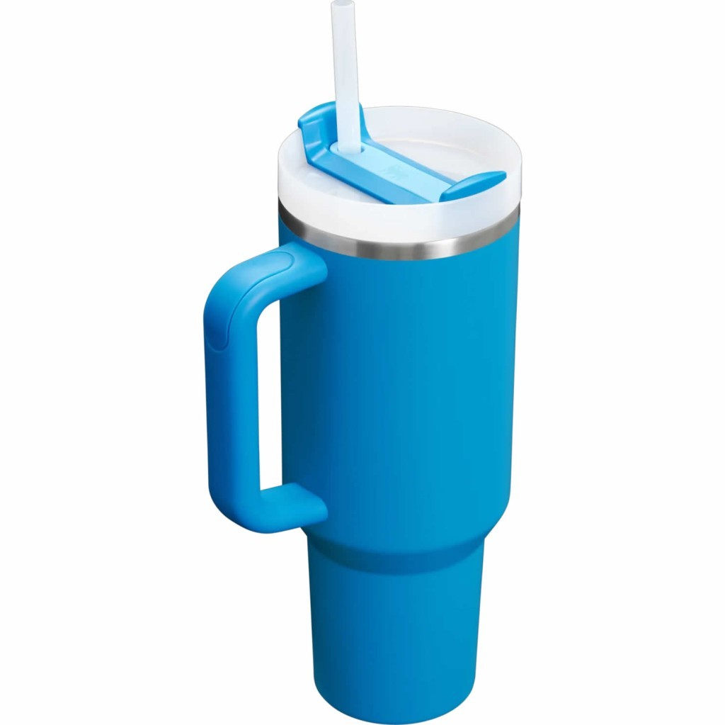 Beyaz kapaklı, mavi kulplu ve beyaz pipetli mavi bardak.
