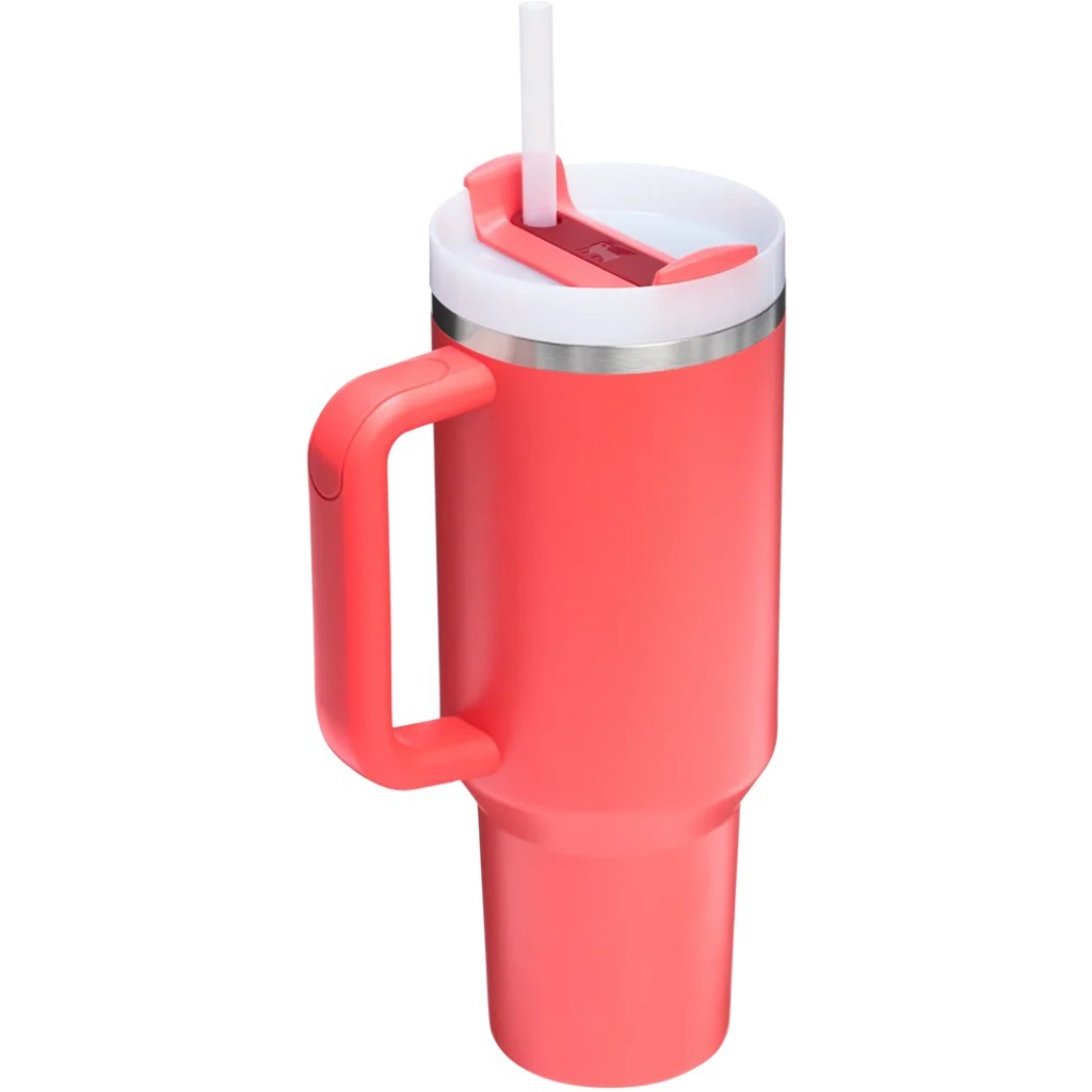 Kulp ve beyaz pipetli mercan kırmızısı bardak.