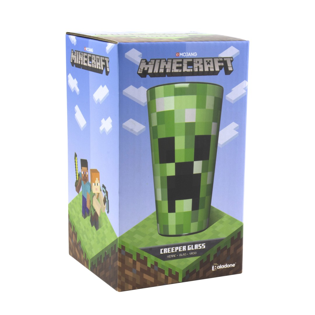 Szklanka Minecraft Creeper na pudełku z postaciami Steve i Alex na trawie.