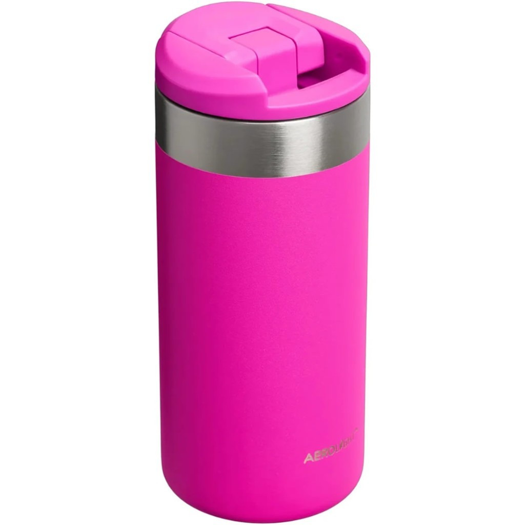 Eine leuchtend pinke Thermoskanne mit silbernem Ring und Klappdeckel.