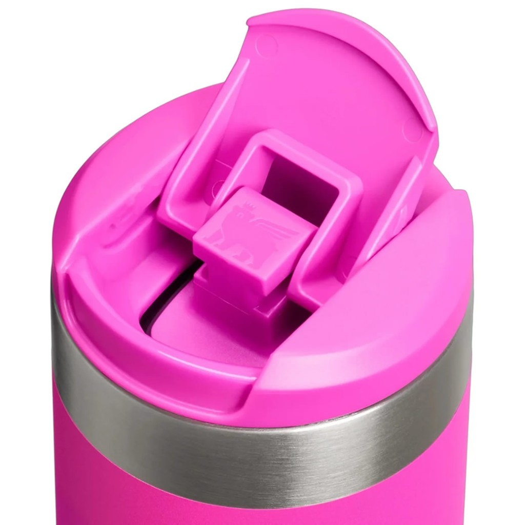 Nahaufnahme des offenen, pinken Deckels einer Thermoskanne mit Stanleys Logo.