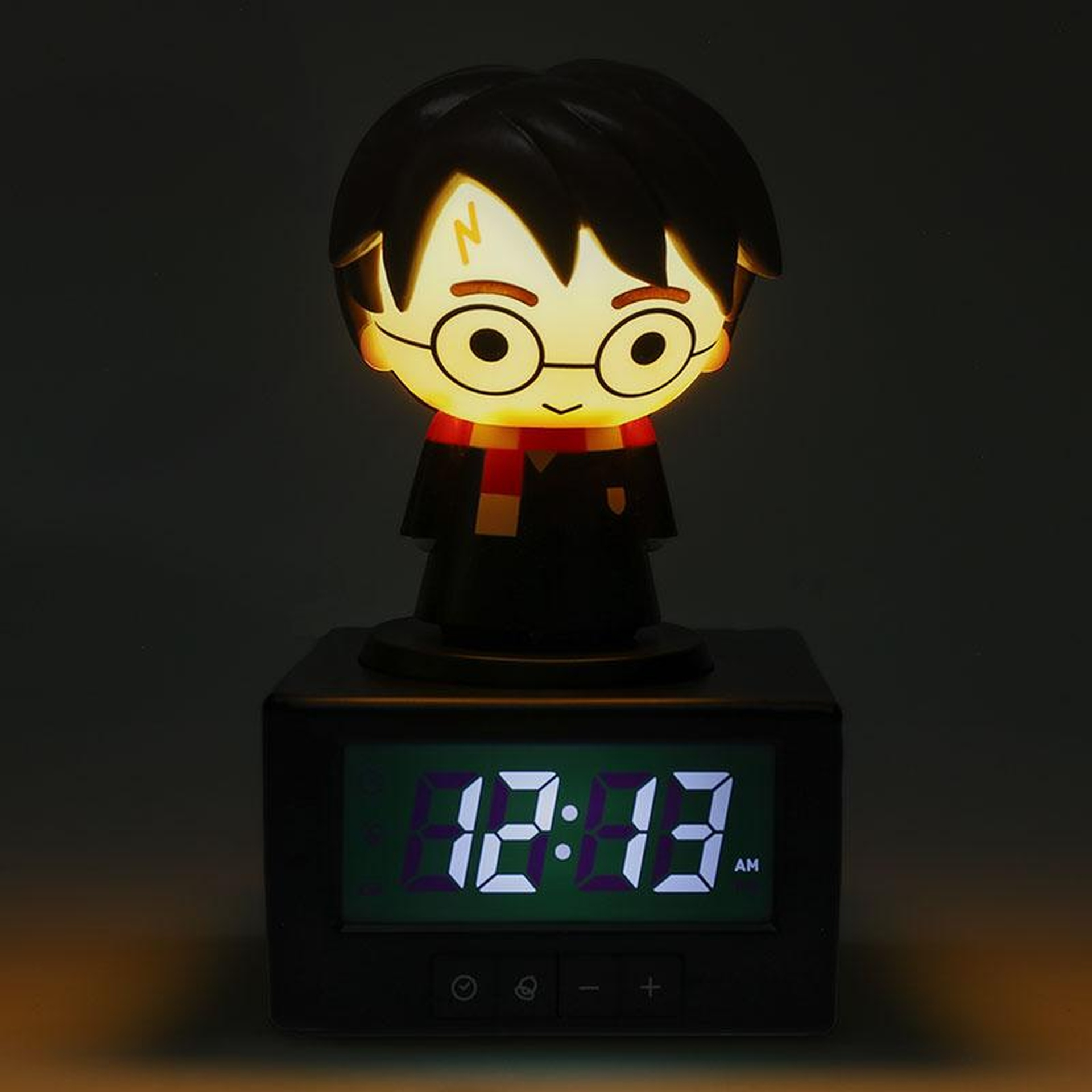 Podświetlany budzik Harry Potter pokazuje 12:13 AM.