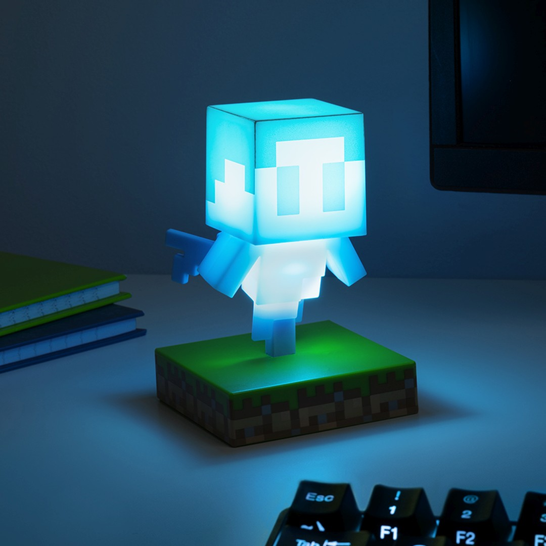 Lampa Minecraft Alight świeci na niebiesko i biało na pikselowej podstawie z trawą.