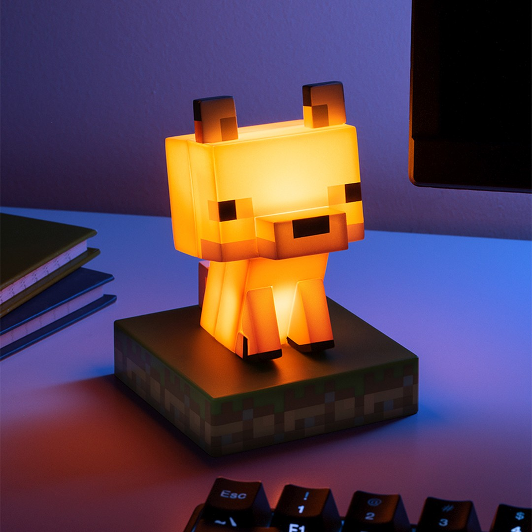 Eine leuchtende Minecraft-Figur auf einer grünen Minecraft-Basis.