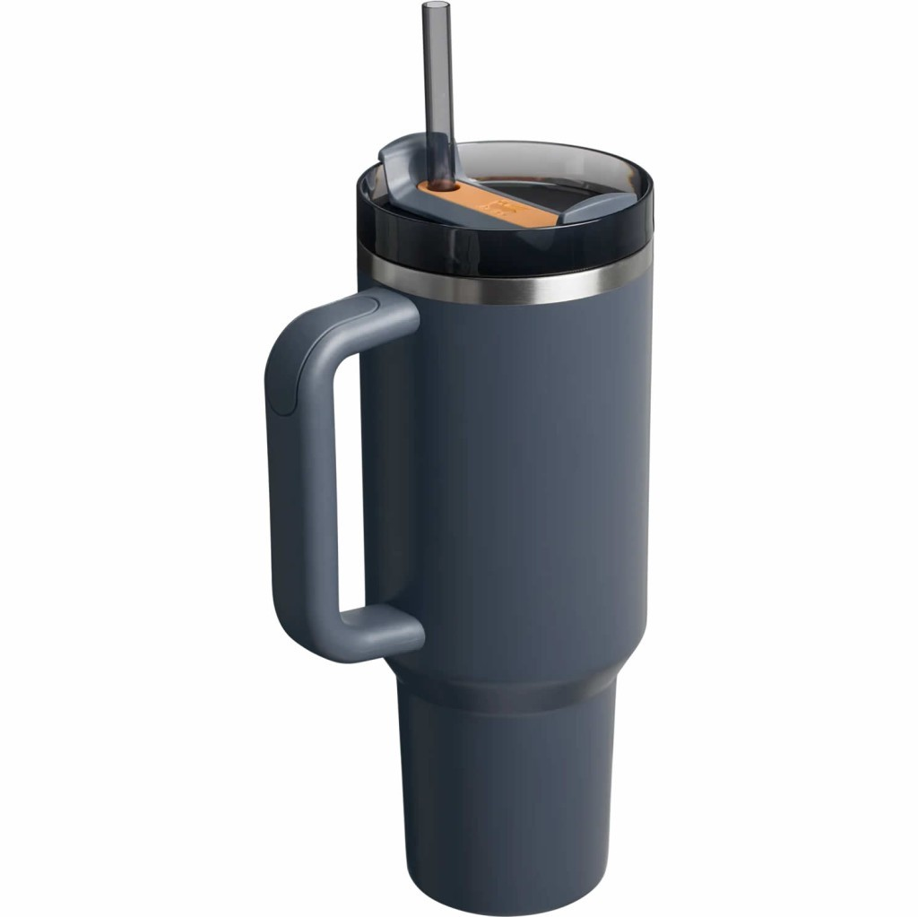 Dunkelgrauer Becher mit Griff und Strohhalm, weißer Hintergrund.