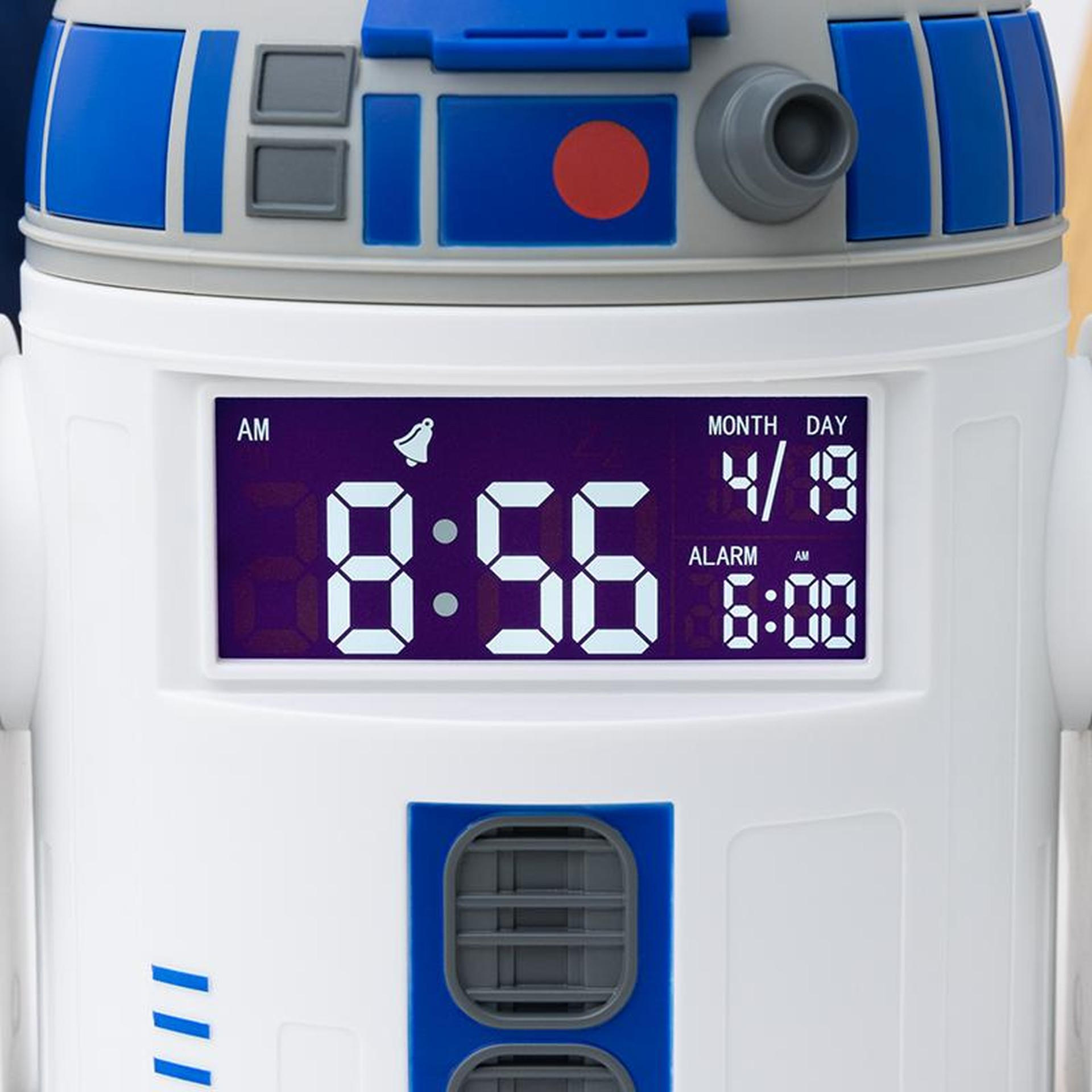 Biały cyfrowy budzik w kształcie R2-D2 pokazuje 8:56 i datę 4/19.