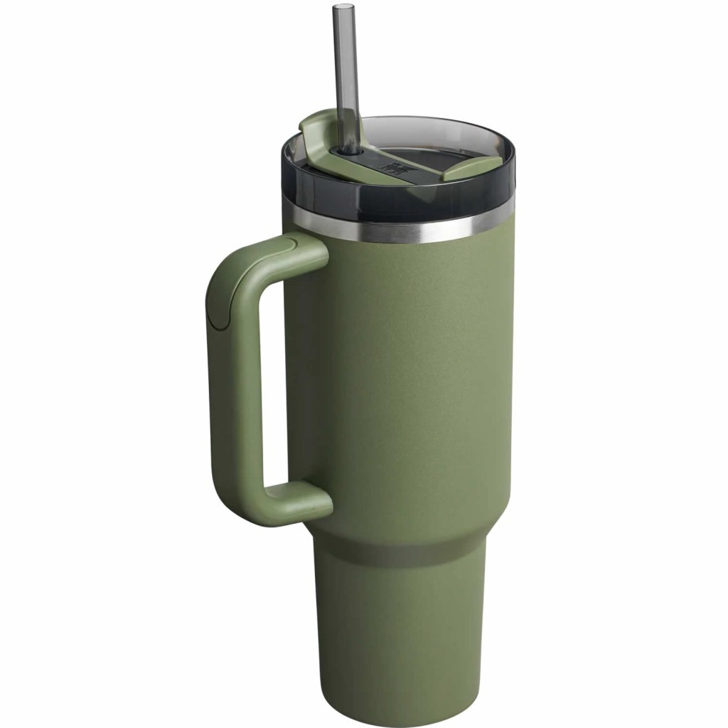 Un vaso verde oliva con asa y pajita, aislado sobre fondo blanco.