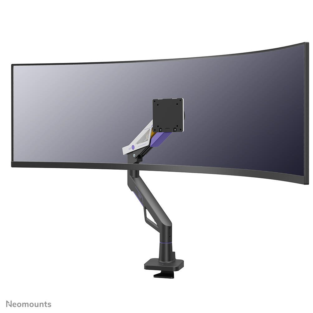 Een gebogen monitor met grijze arm en klem op witte achtergrond.
