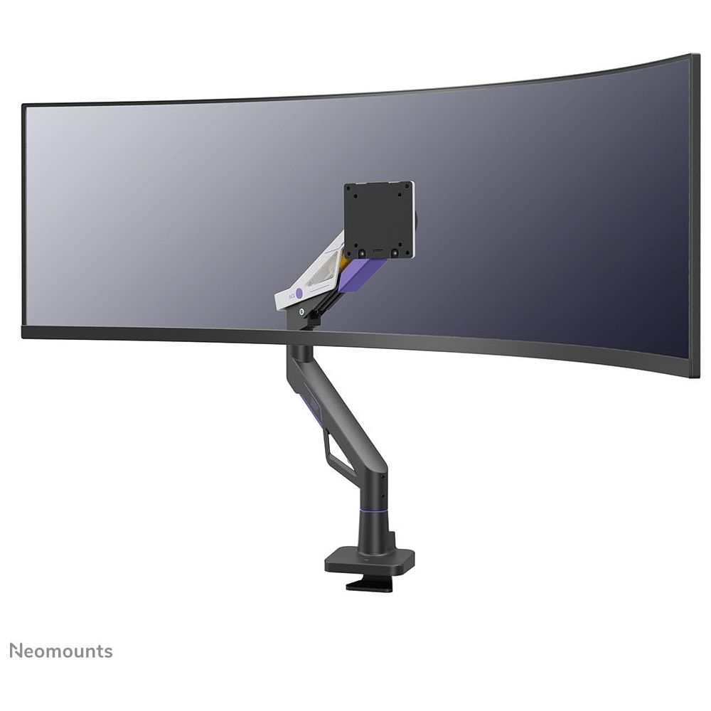 Een gebogen monitor gemonteerd op een zwarte en paarse verstelbare arm met klembasis.