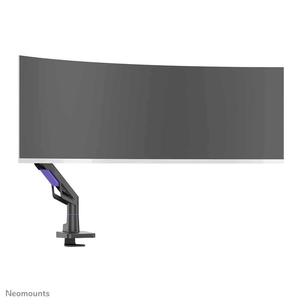 Een gebogen grijze monitor op een zwarte arm met klemvoet.