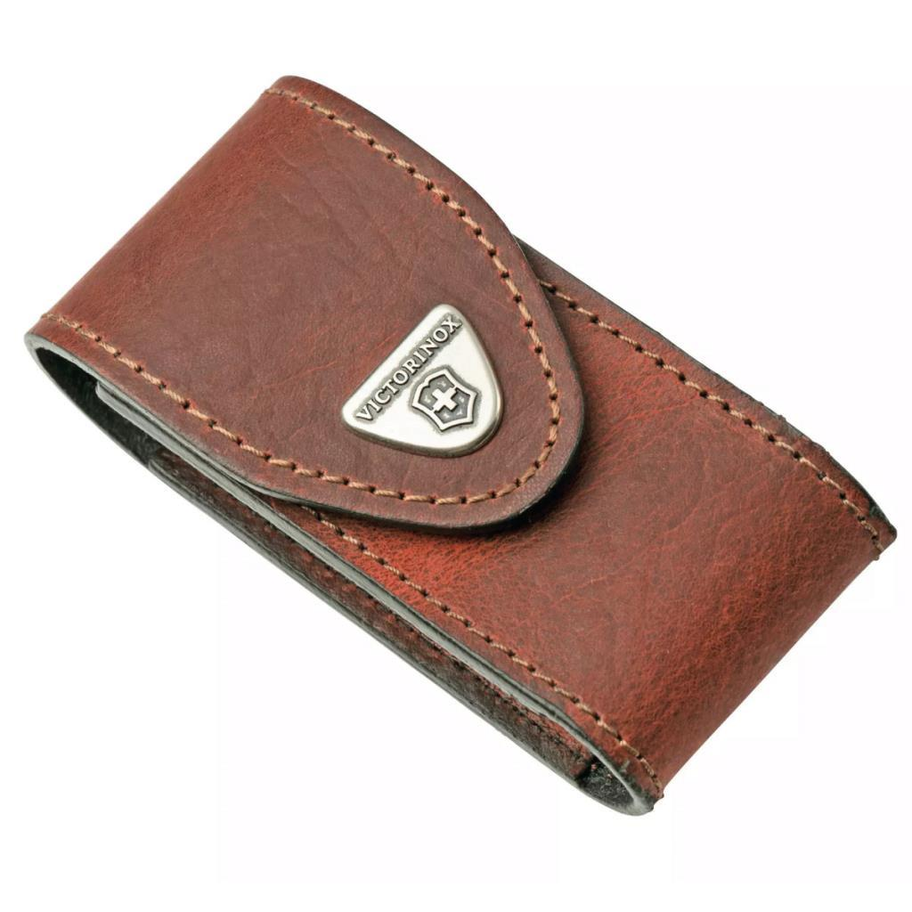 Victorinox logolu kahverengi deri kılıf, beyaz zeminde.
