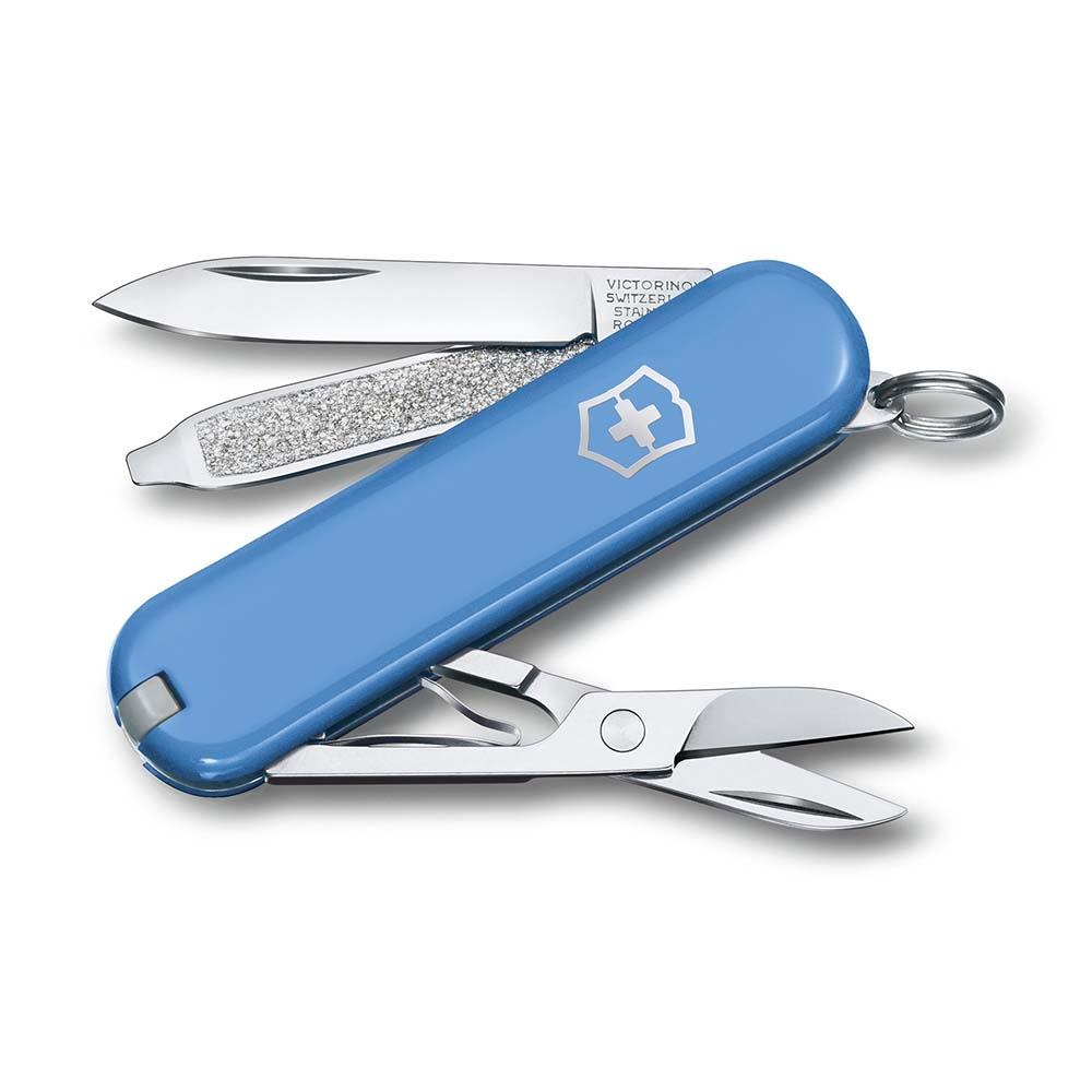 Bıçak, makas ve anahtarlık halkası bulunan mavi bir Victorinox İsviçre çakısı.