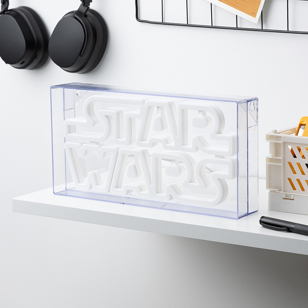 Białe neonowe światło Star Wars w przezroczystym pudełku na półce.