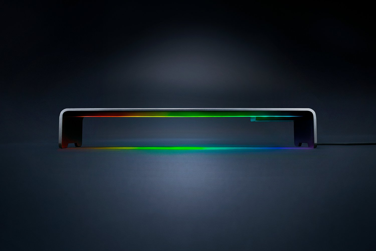 Ein silberner Ständer mit RGB-Beleuchtung leuchtet rot, grün und blau auf dunklem Hintergrund.