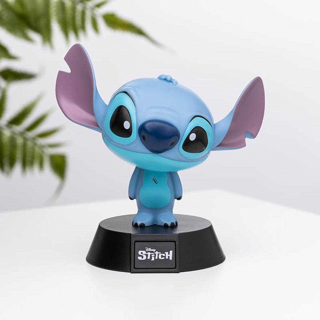 Blauer Stitch-Charakter auf schwarzem Sockel mit Disney-Logo.