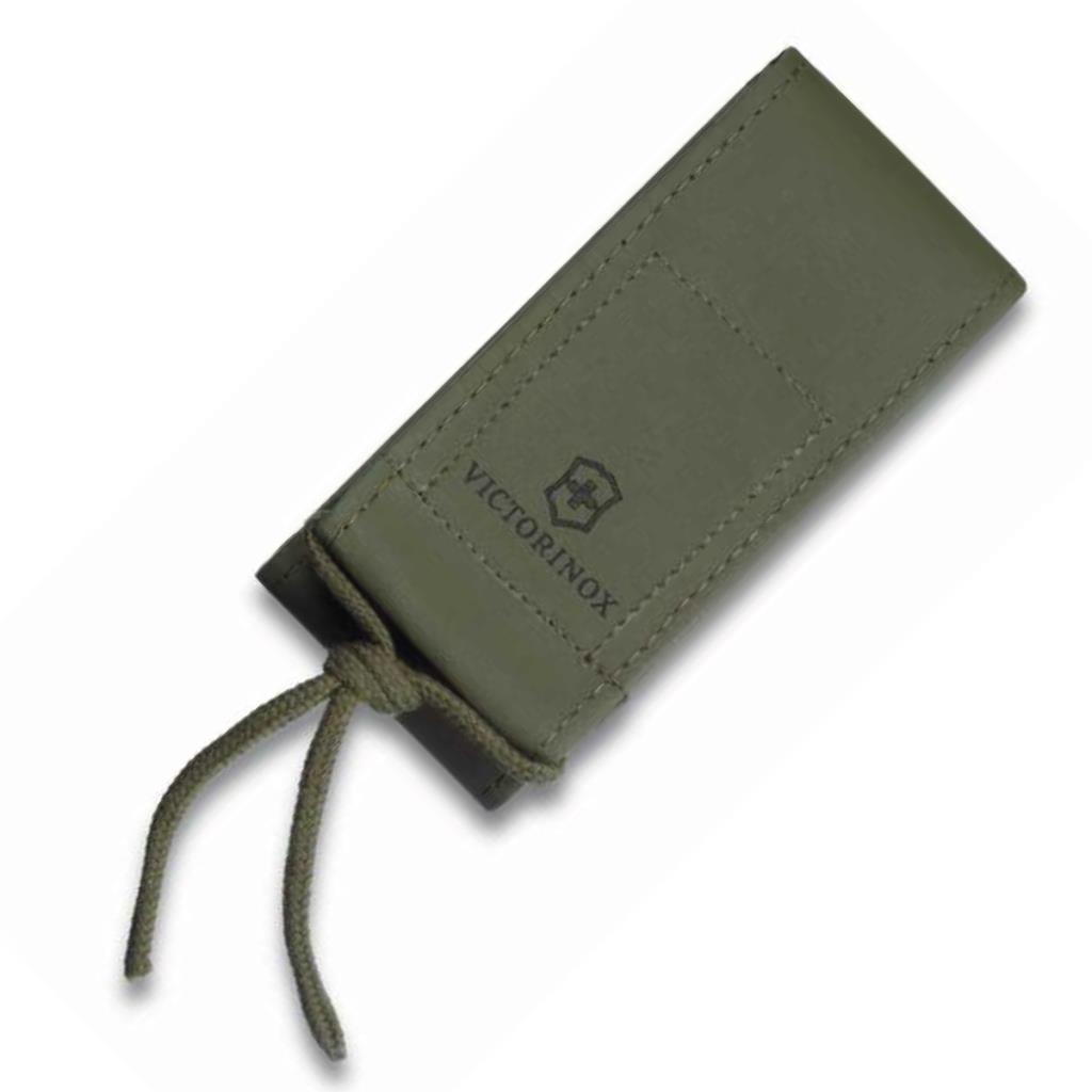 İpli kapamalı yeşil Victorinox çakı kılıfı, beyaz arka plan üzerinde.
