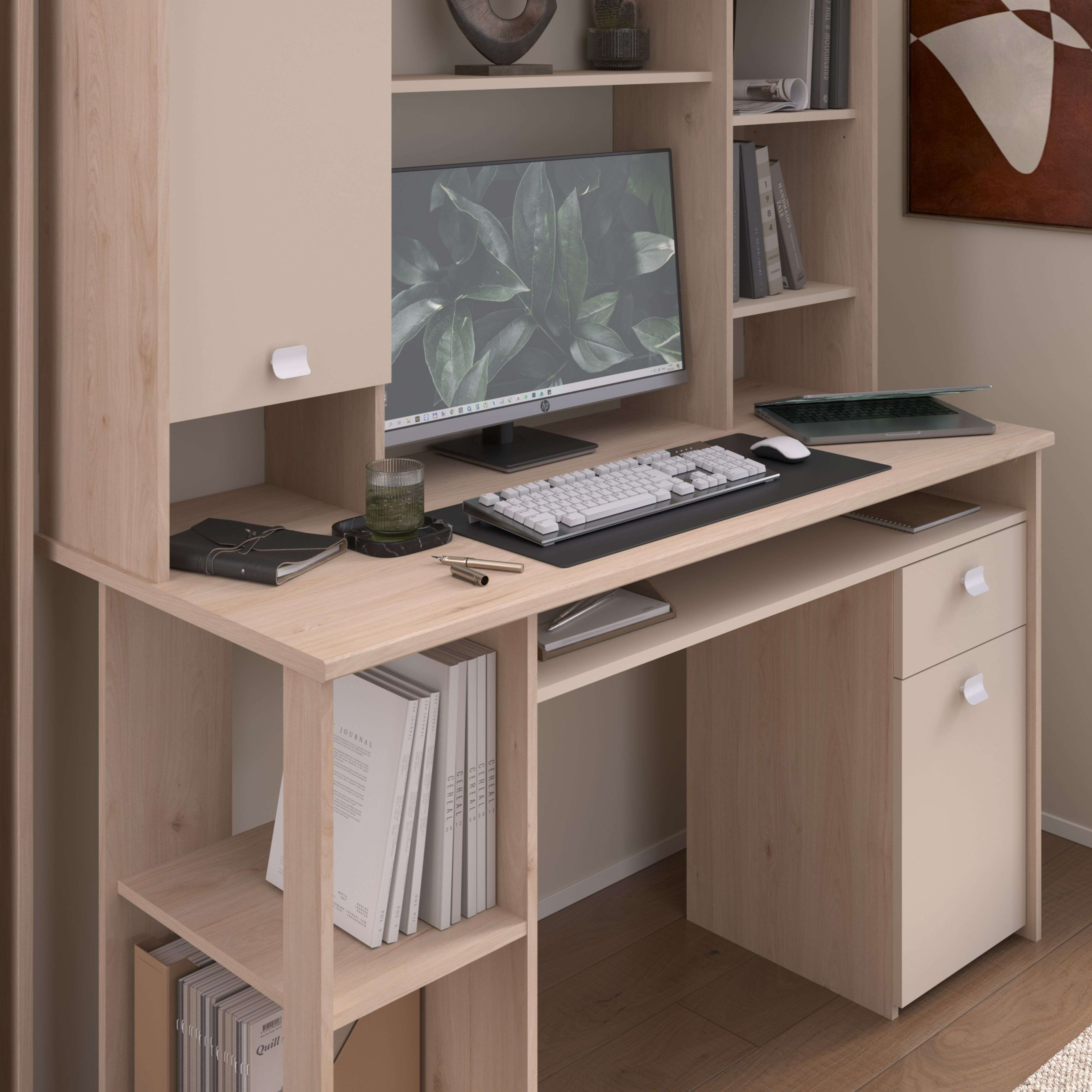 Un escritorio de madera clara con monitor, teclado, ratón y portátil.