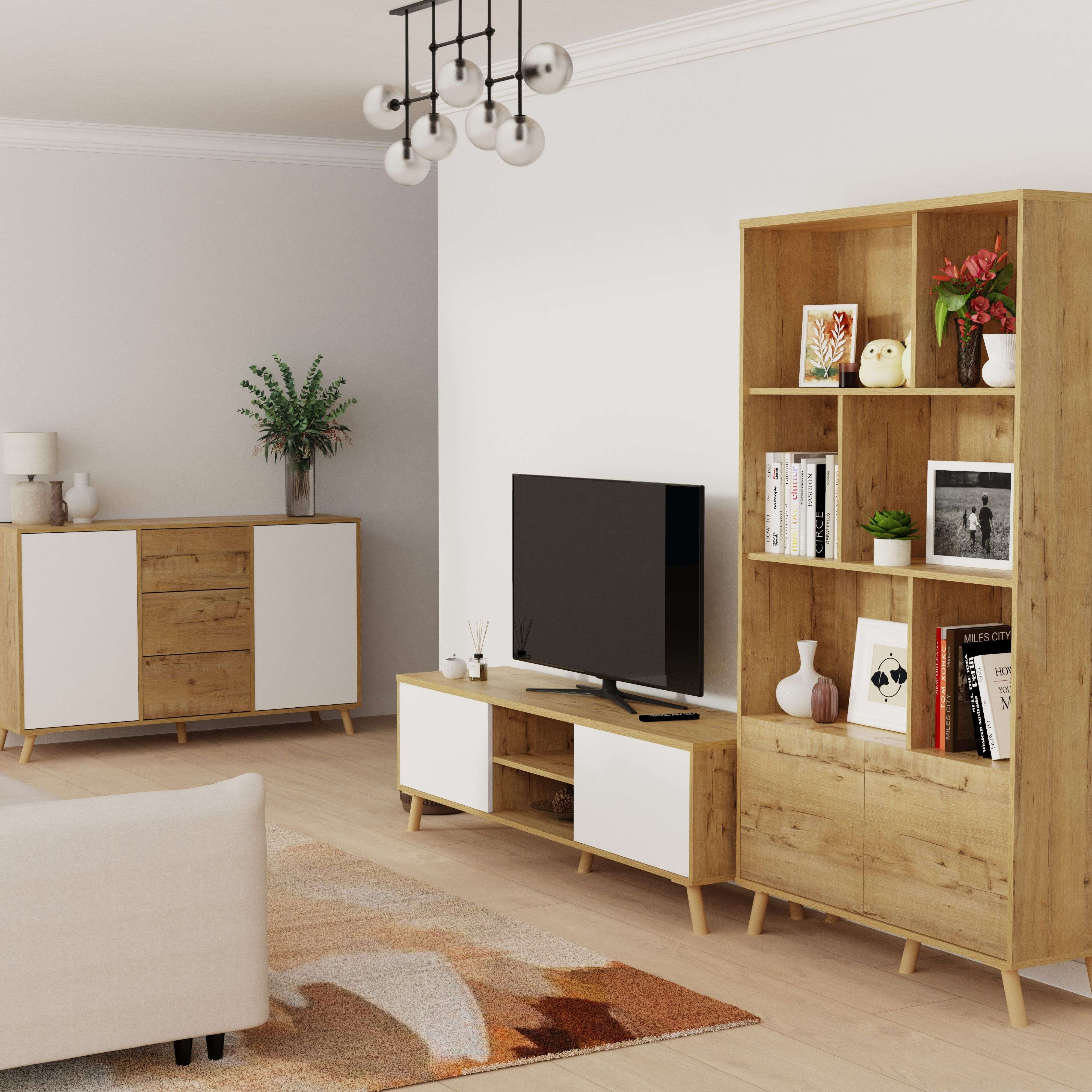 Sala de estar moderna con muebles de madera, TV y decoración.