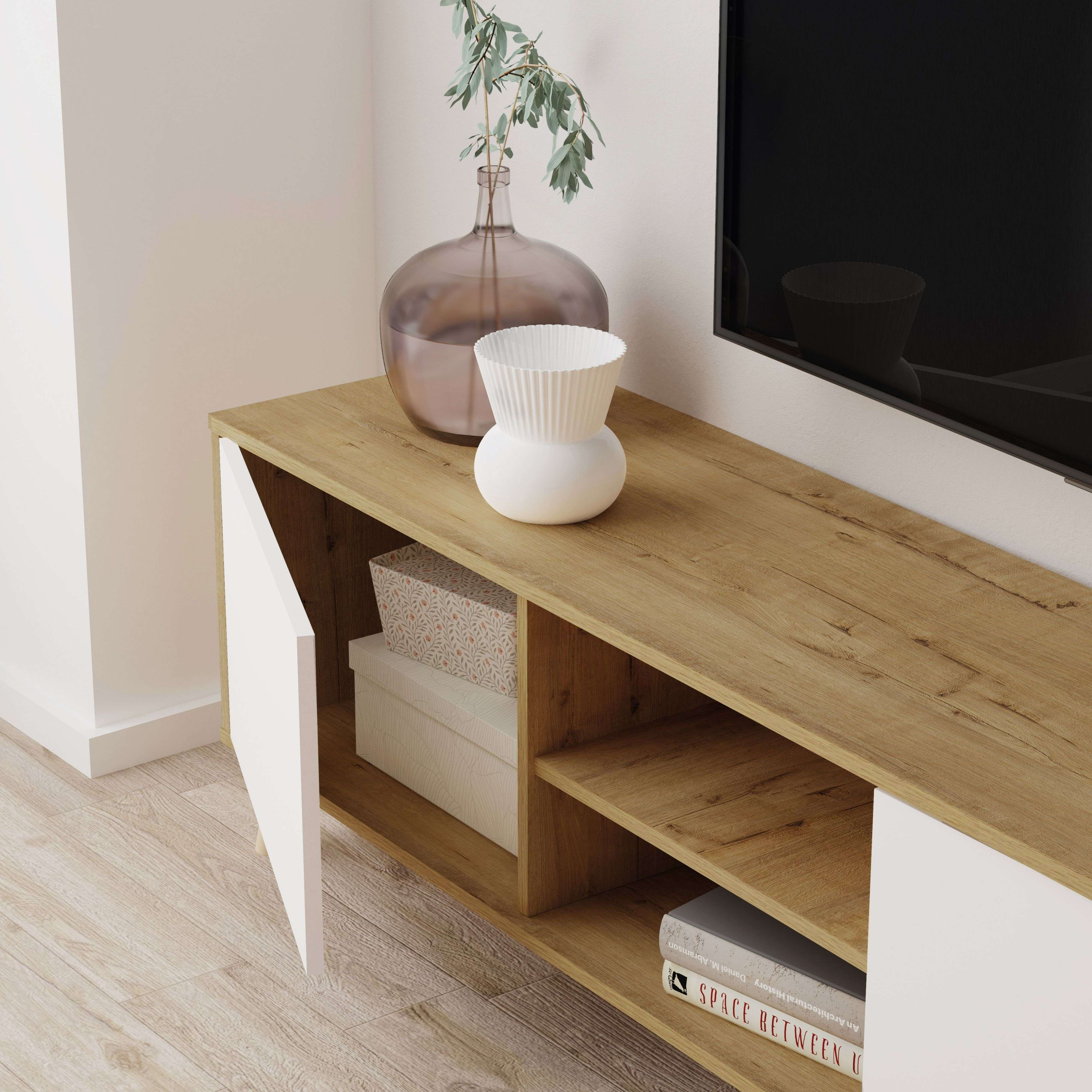 Un mueble de TV de madera con dos jarrones, una puerta abierta y libros.