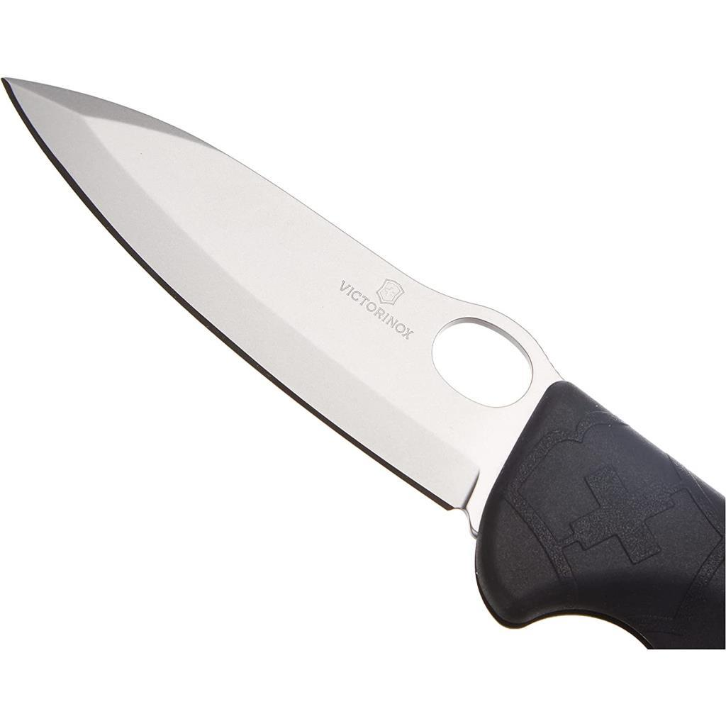 Siyah saplı ve delikli bir Victorinox bıçak ağzının yakın çekimi.