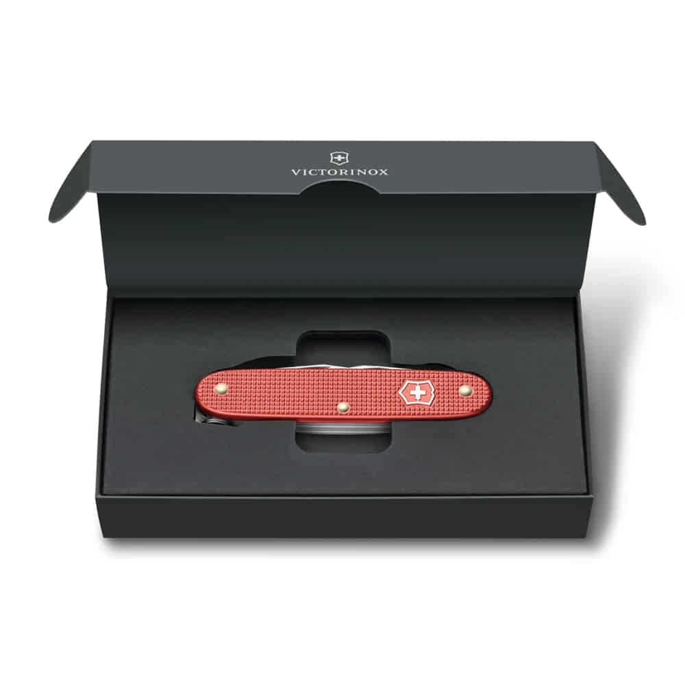 Logolu açık siyah kutuda kırmızı Victorinox çakı.