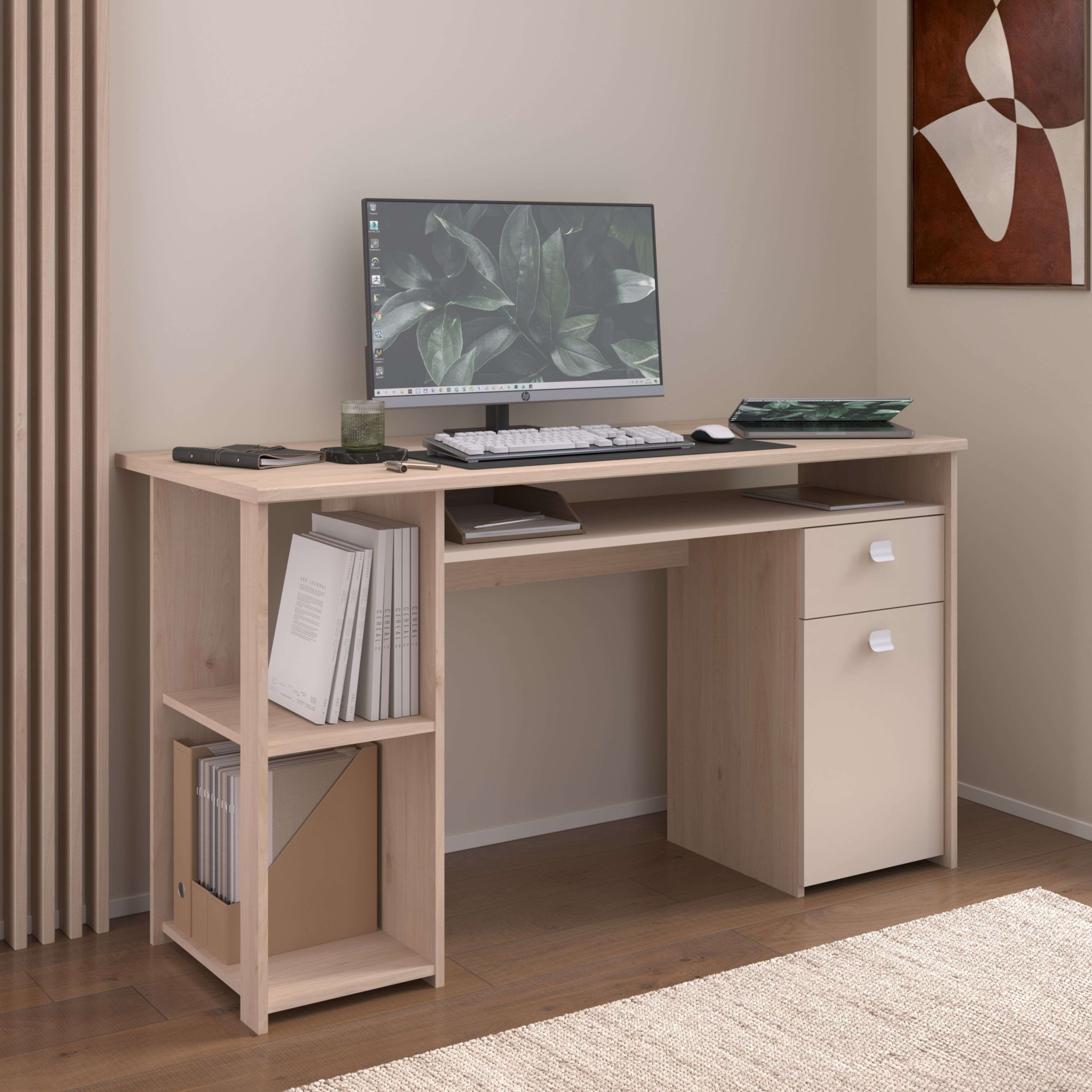 Un escritorio de madera clara con computadora, teclado, ratón y libros.
