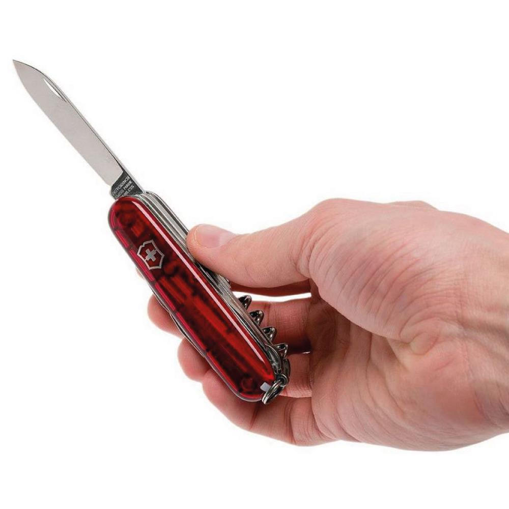 Açık bıçaklı kırmızı bir Victorinox çakı elde tutuluyor.