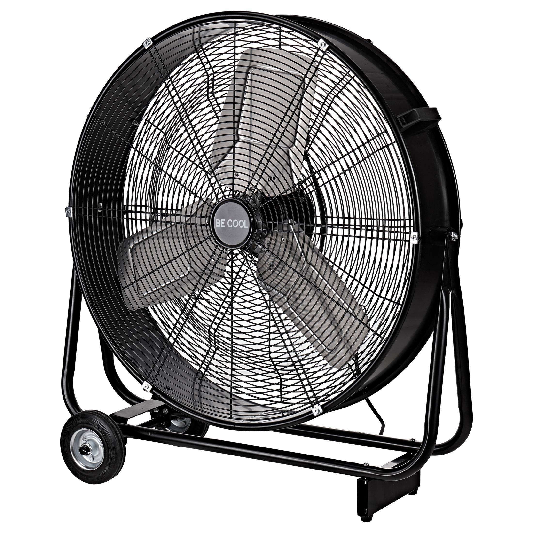 Ein schwarzer Ventilator mit Metallgitter und Rädern steht auf weißem Hintergrund.