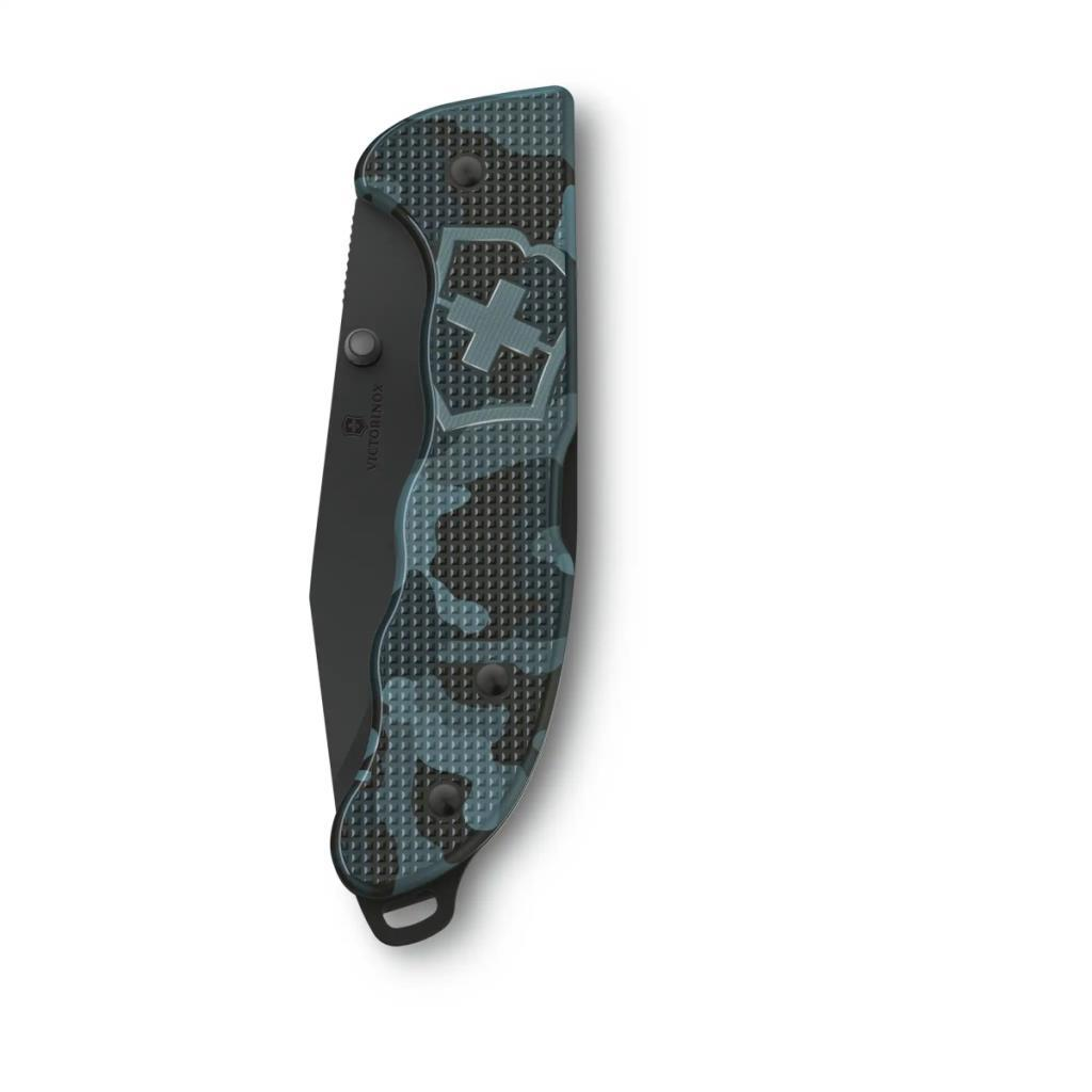Kamuflaj desenli ve Victorinox logolu kapalı cep bıçağı.
