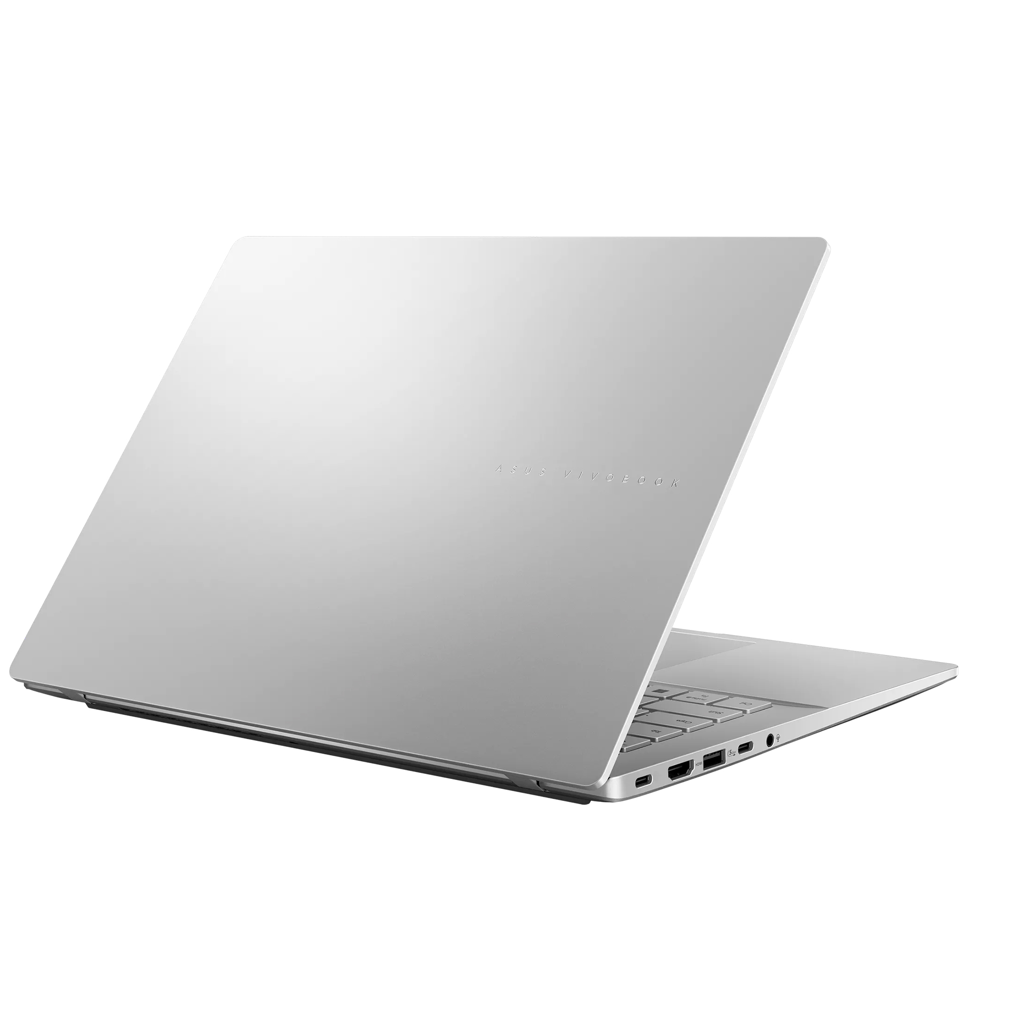 Gümüş renkli Asus Vivobook dizüstü bilgisayar, sol arka taraftan açık ekranla gösteriliyor.