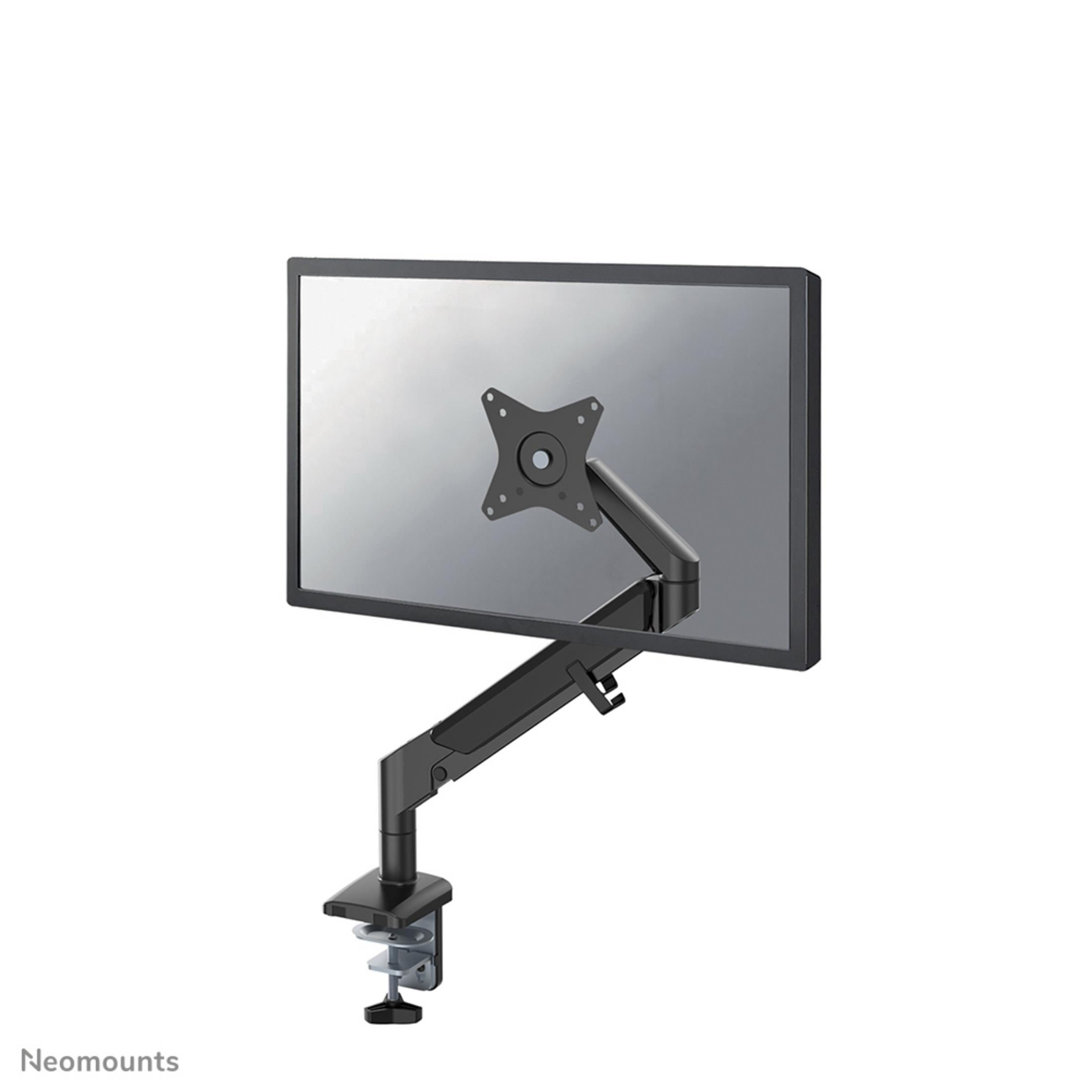Een zwarte monitorarm met een bureaubeugel die een monitor vasthoudt.