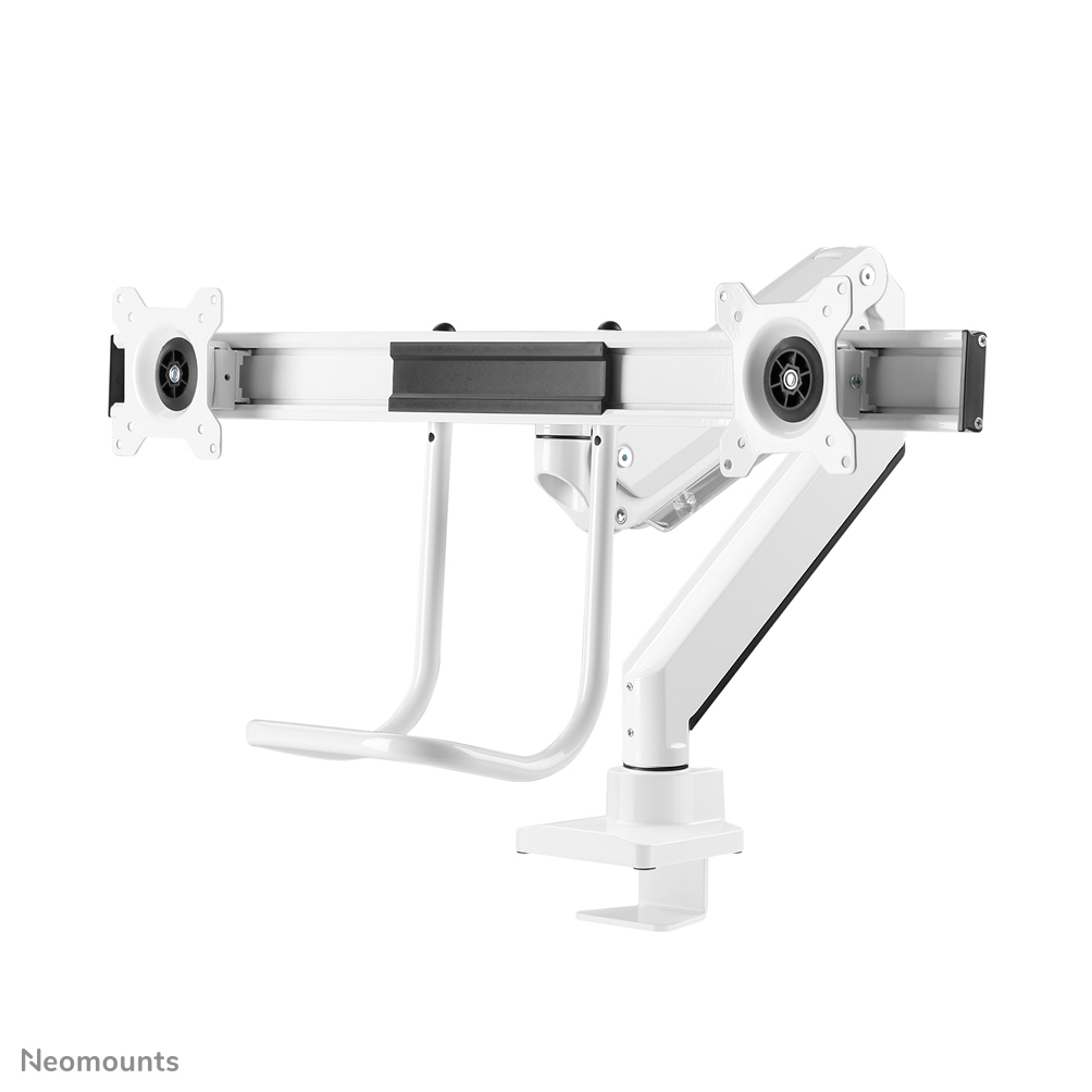 Een witte dubbele monitorarm met klemvoet, geïsoleerd op witte achtergrond.